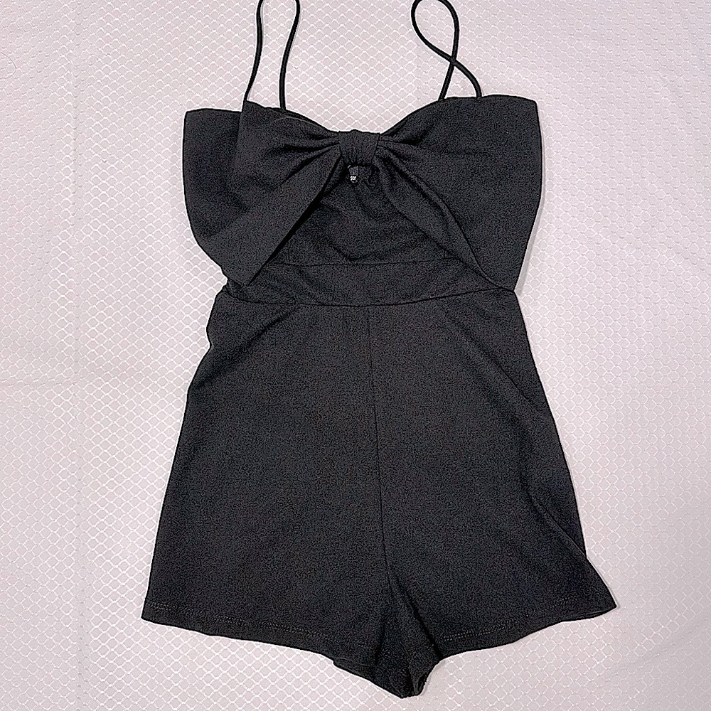 CUTE!!! Bow 🎀 romper! Black, Windsor XS, spaghetti straps, comfortable pull on